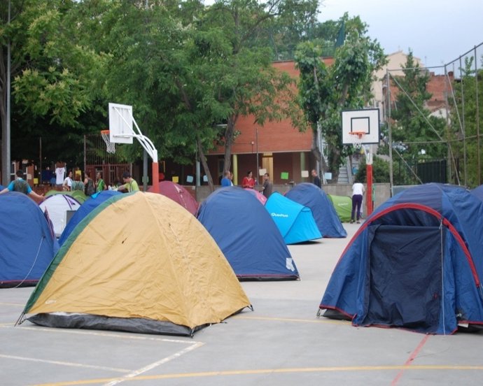 Familias Acampan En Un Colegio De Barcelona