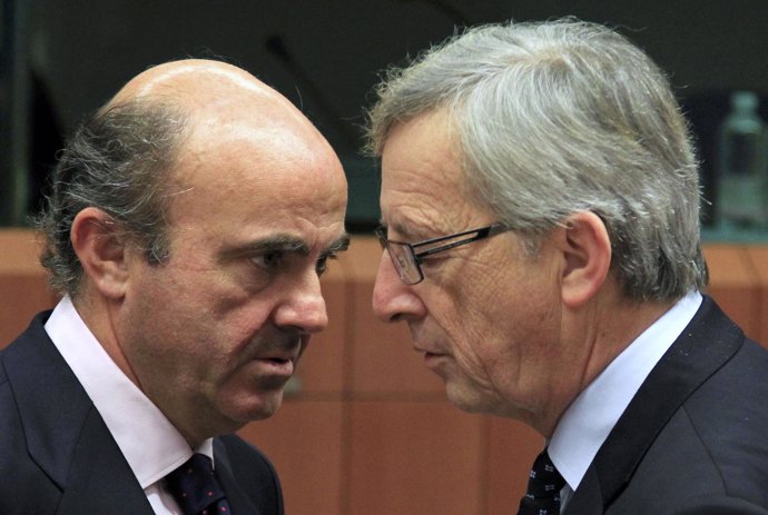 Luis De Guindos Habla Con El Presidente Del Eurogrupo, Juncker