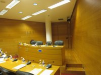 Las Corts enviarán un segundo requerimiento a un exconsejero de la CAM por su incomparecencia