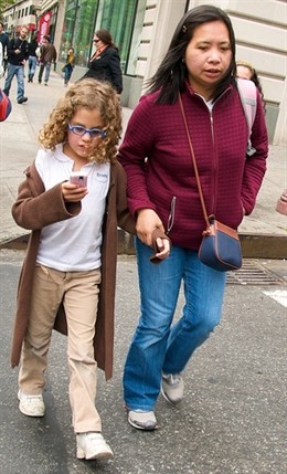 Niña Con 'Smartphone'