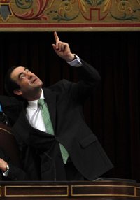 Bono ve "esencial" que PSOE y PP lleguen a acuerdos y dice que no le interesa la política si se reduce a ganar comicios