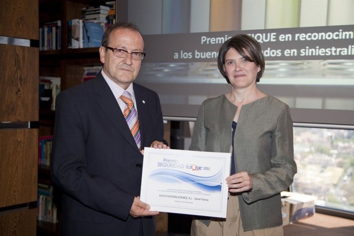Juan Patau Recogiendo El Premio De Manos De Olga Fernández Martínez