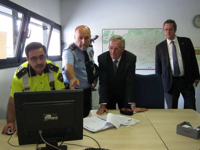 El Alcalde, Xavier Trias, En La Unidad De Accidentes De La Guardia Urbana