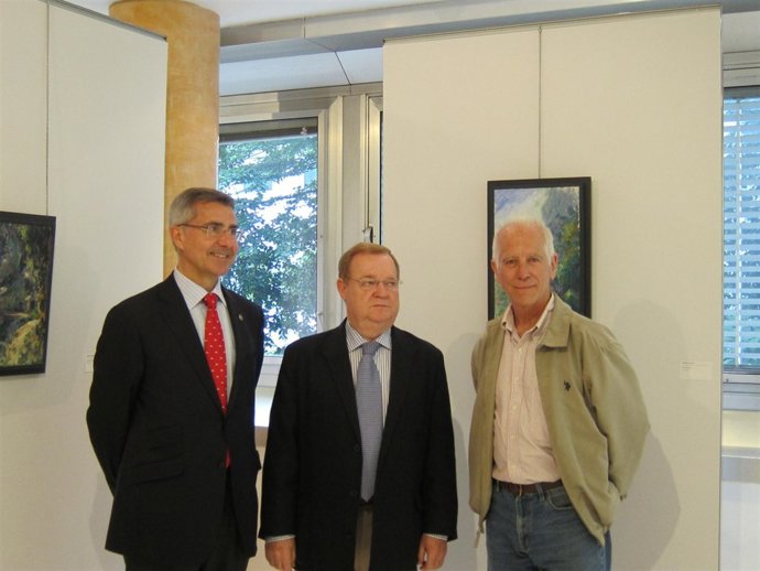 Carlos Siñeriz, Severino G. Vigón Y Felipe Del Campo Presentan Una Exposición