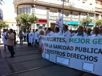Un millar de sanitarios de los tres hospitales realizan una marcha de protesta hasta el Palacio de San Telmo