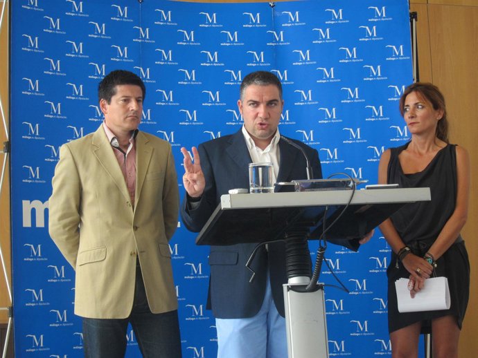 Bendodo, junto a Oblaré y Mata en rueda de prensa