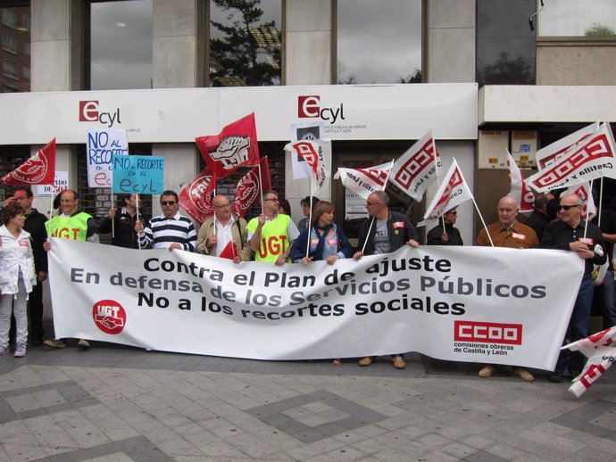 Trabajadores del Ecyl, concentrados en Poniente contra los despidos anunciados.