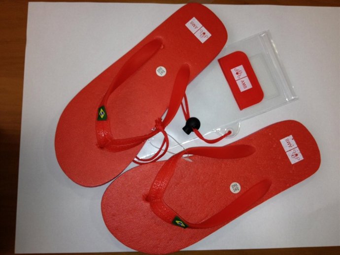 Chanclas Y Funda Para Móvil Que El AMB Regaló A Sus Empleados