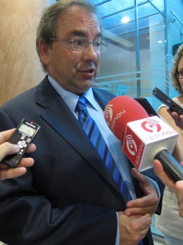 El Conseller De Sanidad, Luis Rosado, Atiende A Los Periodistas.