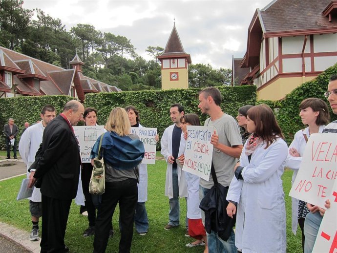 Carmen Vela Con Los Jóvenes Investigadores De La UC