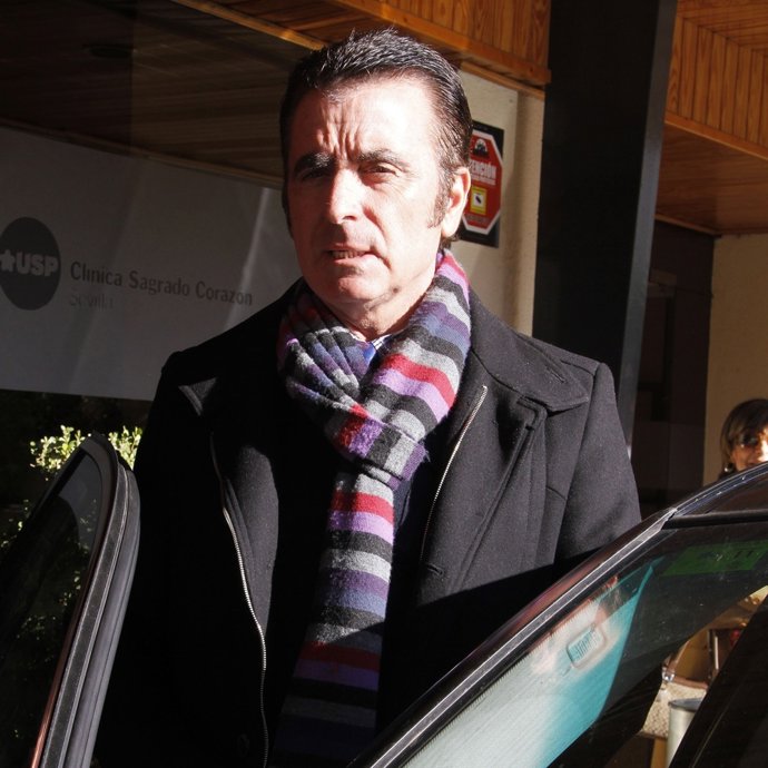 Ortega Cano Entrando En Un Coche