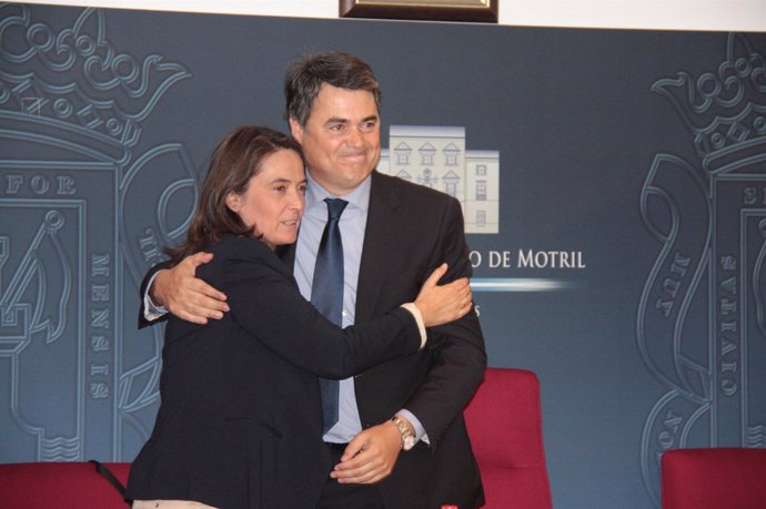 Rojas Se Abraza Con La Que Será La Nueva Alcaldesa De Motril, Luisa G. Chamorro