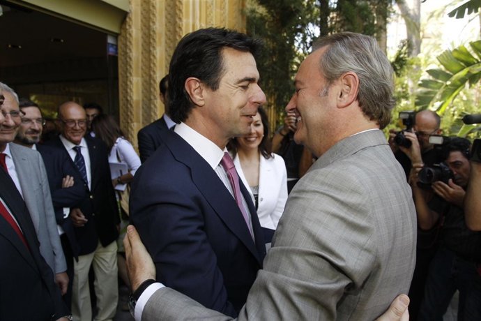 El Ministro Soria (Izquierda) Saluda Al President Fabra 