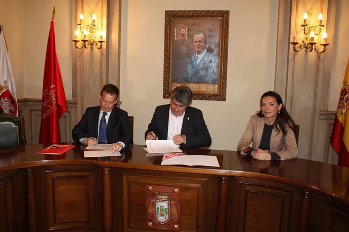 Anai Astiz (I), Fernando Mendoza Y Marie Gómez.