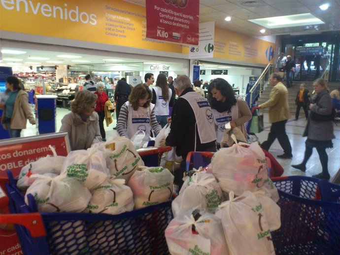 Uno De Las Mesas De Recogida De Alimentos En Un Centro Carrefour