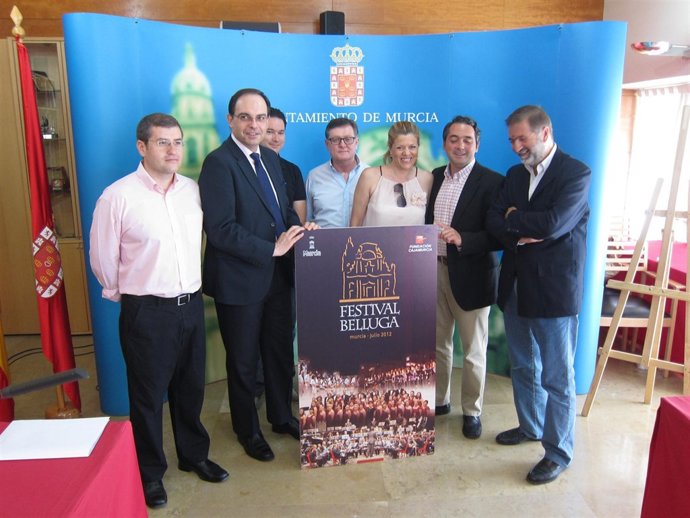 Concejal Gómez Con Representantes De Los Grupos Que Actúan 