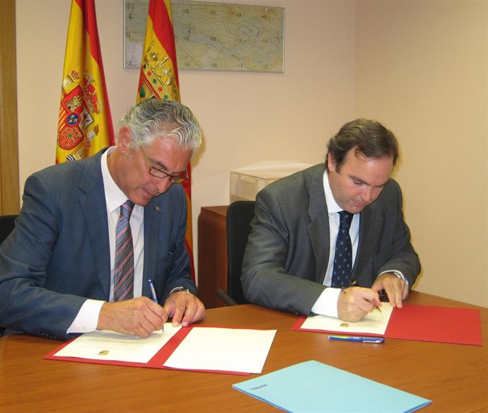 Antonio Suárez Y Fernando Sainz De Varanda En La Firma Del Convenio Sobre Aludes
