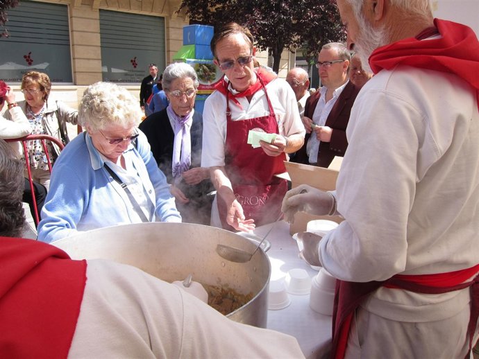 Los Logroñeses Cumplen El Voto Del Toro Guisado En San Bernabé