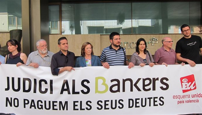 Sanz Y Otros Miembros De EU Frente A La Sede De Bancaja En Valencia