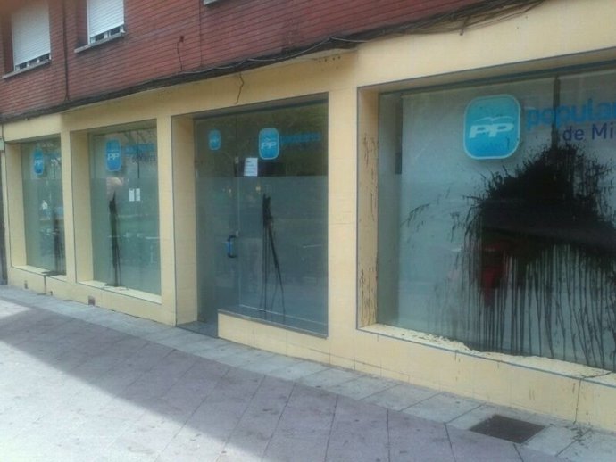 Daños na sede del PP de Mieres