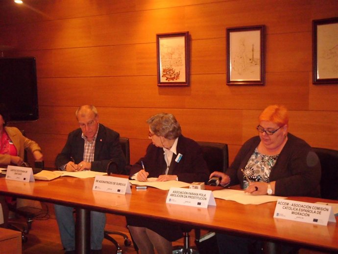 Algunas De Las Entidades Colaboradoras En El Proyecto Firmando El Protocolo