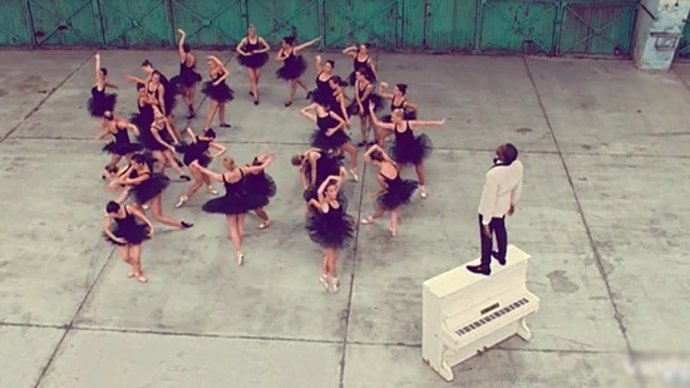Kanye West en su single 'Runaway'.