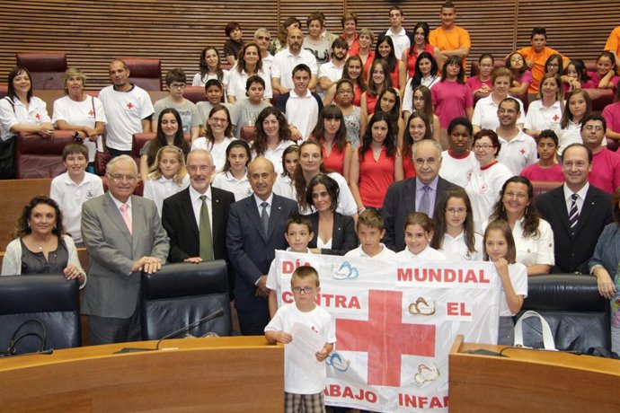 Blasco, Junto A Los Niños Que Han Participado En El Acto Con La Cruz Roja