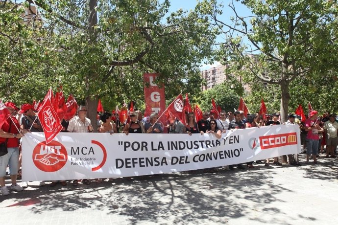 Concentración De Trabajadores Frente A La Sede De Femeval