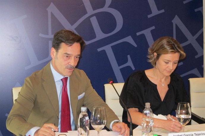 Horacio González Alemán  Junto A Isabel García Tejerina