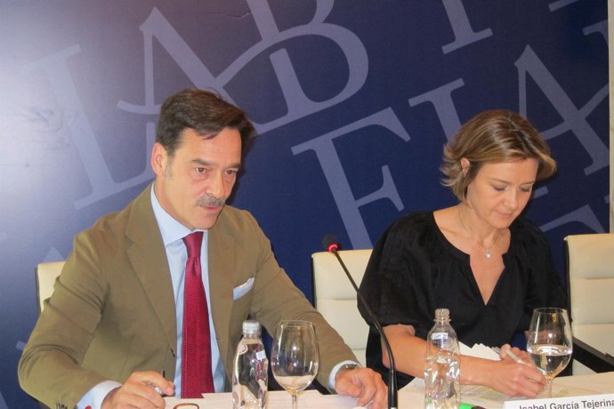 Horacio González Alemán  Junto A Isabel García Tejerina