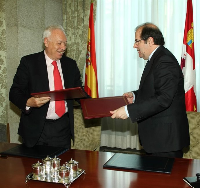 García-Margallo Y Herrera Firman El Convenio