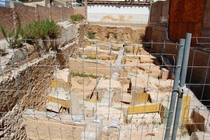 Solar De La Calle Termes Romanes De Badalona, Con Restos Arqueológicos Romanos
