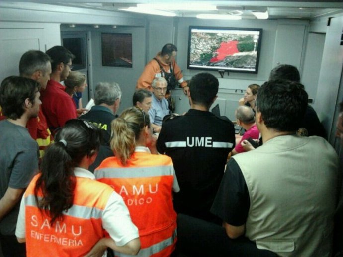 Castellano Y Sánchez De León Con Efectivos De Extinción De Incendios