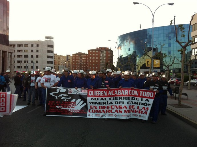 Multitud De Mineros Recorren Las Principales Calles De León