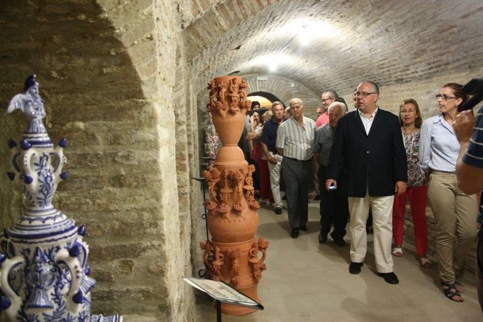El Alcalde De Andújar, Jesús Estrella, En La Recién Abierta Casa Del Alfarero.