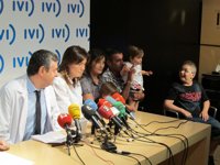 Dos gemelas salvan a su hermano de una enfermedad rara gracias a la selección genética