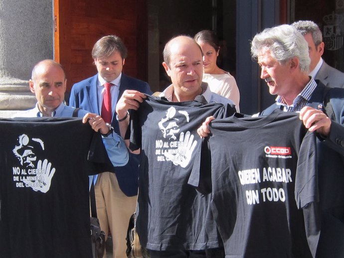 Sindicalistas Con Camisetas En Apoyo Al Sector Minero