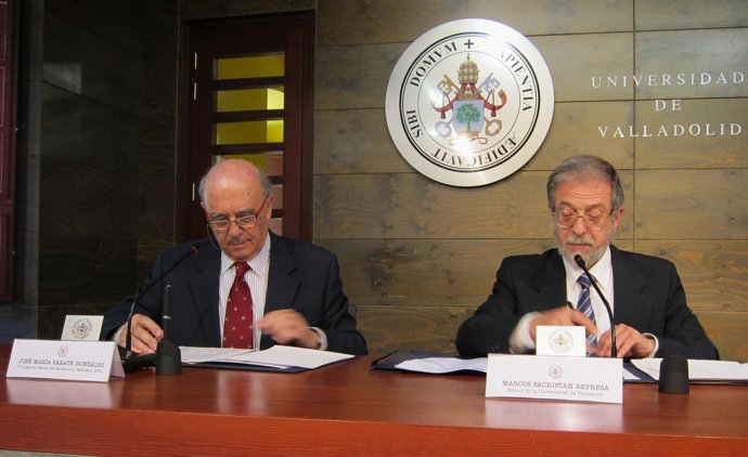 José María Zártate (Izq) Y Marcos Sacristán Firman El Convenio