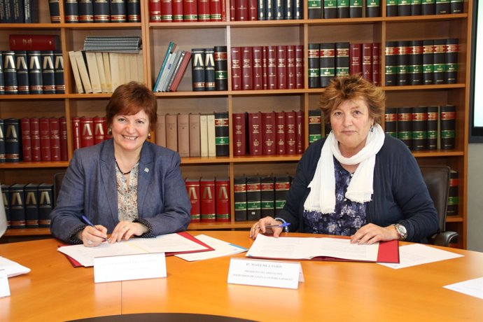 La Conselleira De Sanidade (Izqda) Firma Convenio Colaboración.
