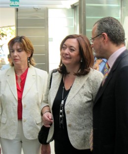 La Consejera De Educación, Mar Moreno, Mira Los Dibujos De Un Concurso Escolar