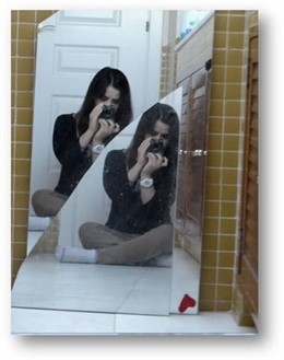 Una Foto De La Muestra 'Mírame', Realizada Por La Fundación Síndrome De Down