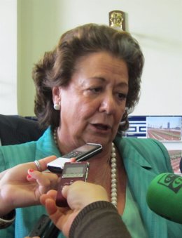 Rita Barberá Atendiendo A Los Medios De Comunicación 