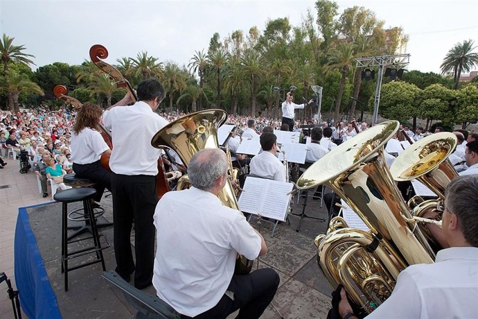 La Banda Municipal De Música En Los Jardines Del Palau