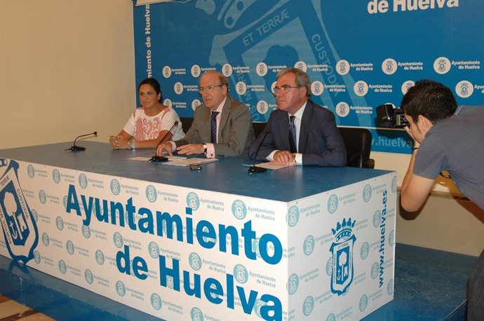 El Alcalde De Huelva, Pedro Rodríguez, Junto A Carrillo Y Moro.
