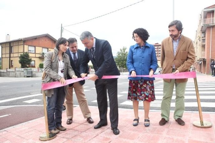 Javier De Andrés  Inaugura El Acondicionamiento De La Travesía De Amurrio.