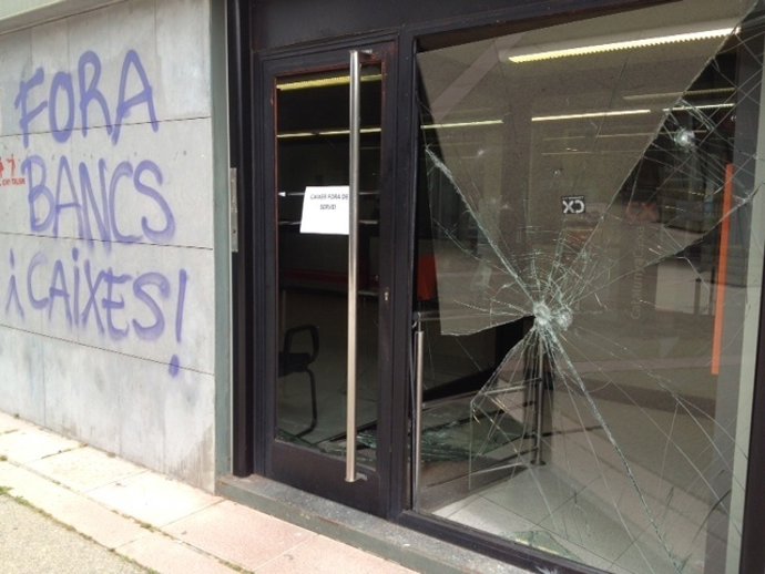 Universitarion Destrozan Cajeros En La UAB