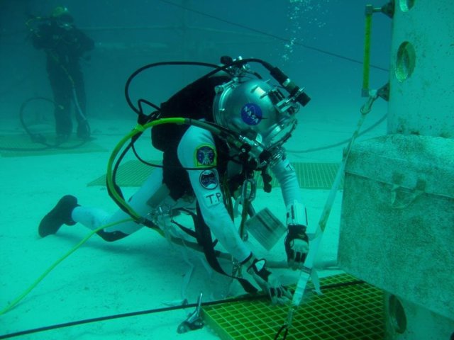 Astronauta De La NASA Entrenándose Bajo El Agua