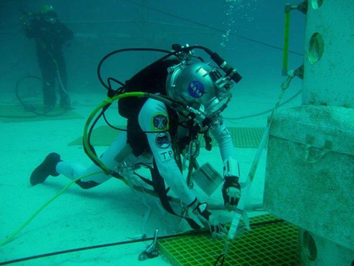 Astronauta De La NASA Entrenándose Bajo El Agua