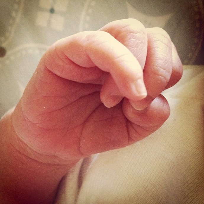 Alyson Hannigan presenta a su bebé