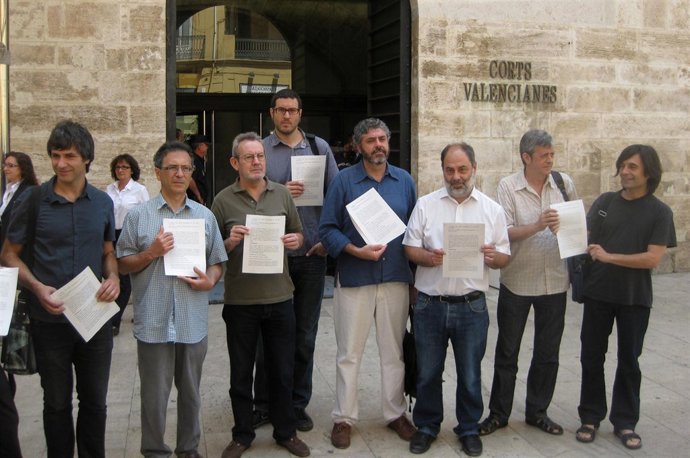 Miembros De La Plataforma 'Sí A RTVV' Con El Escrito Entregado En Las Corts.